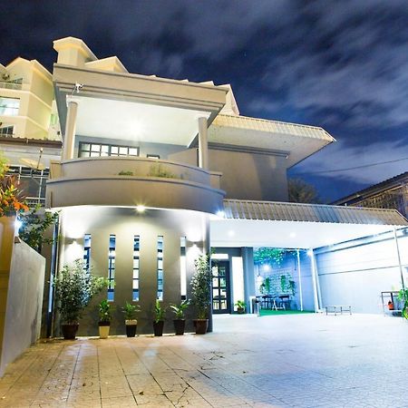 G Beach Front Villa บาตูเฟอริงกี ภายนอก รูปภาพ