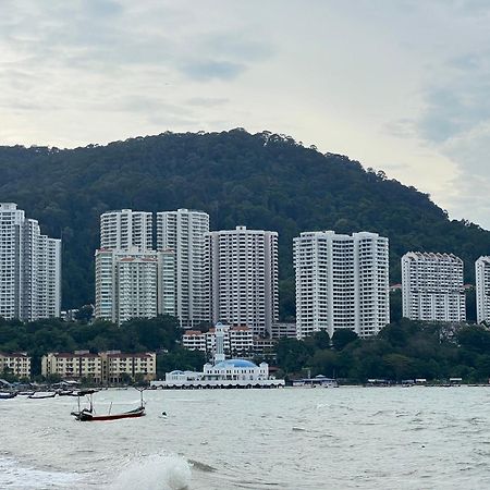 G Beach Front Villa บาตูเฟอริงกี ภายนอก รูปภาพ