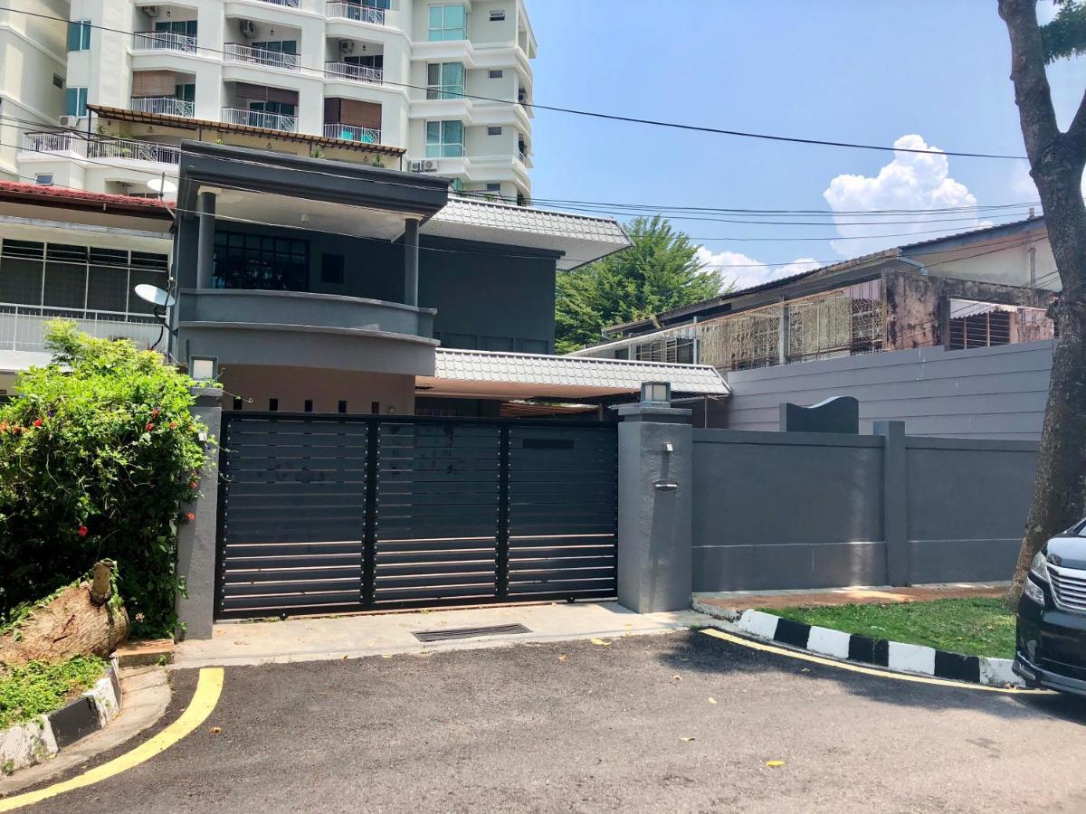 G Beach Front Villa บาตูเฟอริงกี ภายนอก รูปภาพ
