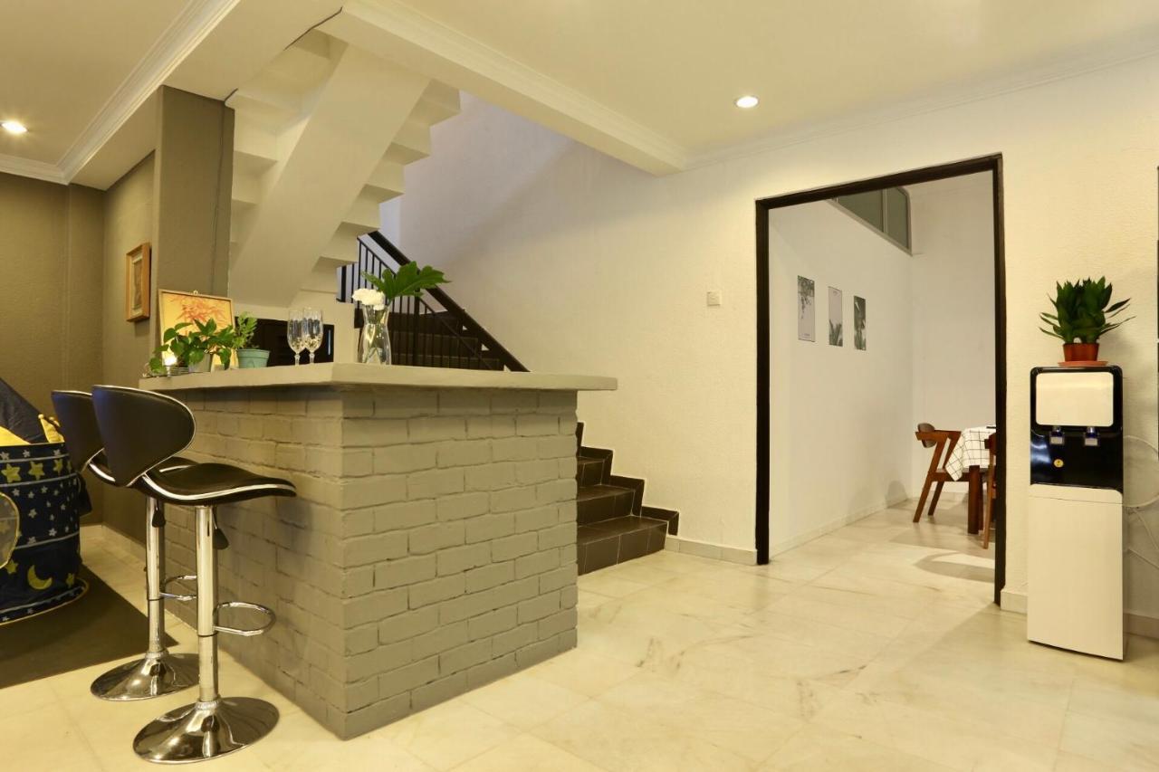 G Beach Front Villa บาตูเฟอริงกี ภายนอก รูปภาพ