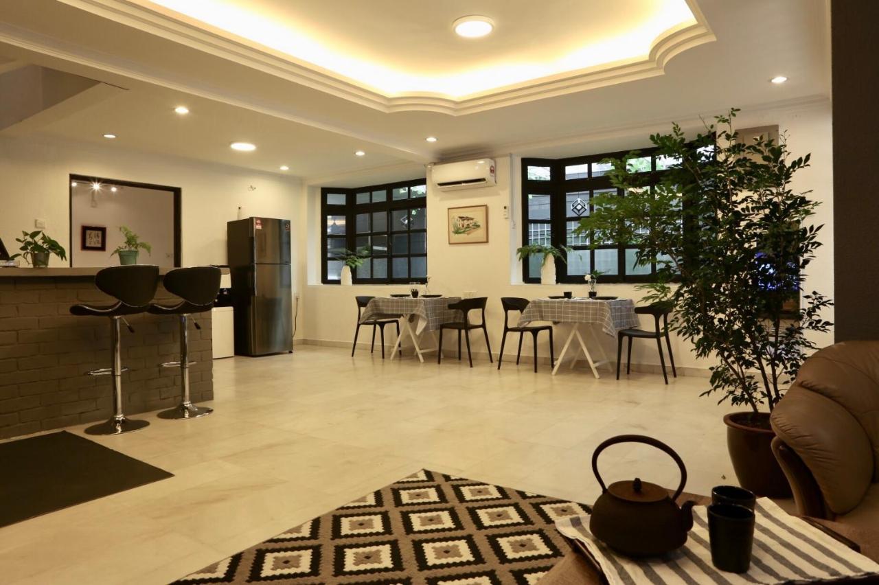 G Beach Front Villa บาตูเฟอริงกี ภายนอก รูปภาพ