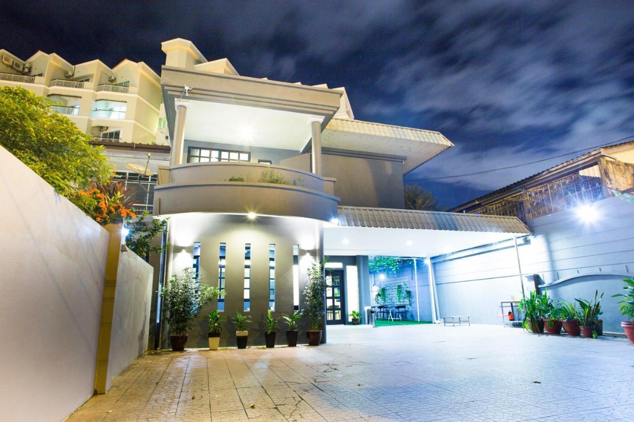 G Beach Front Villa บาตูเฟอริงกี ภายนอก รูปภาพ