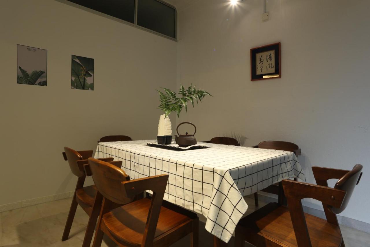 G Beach Front Villa บาตูเฟอริงกี ภายนอก รูปภาพ