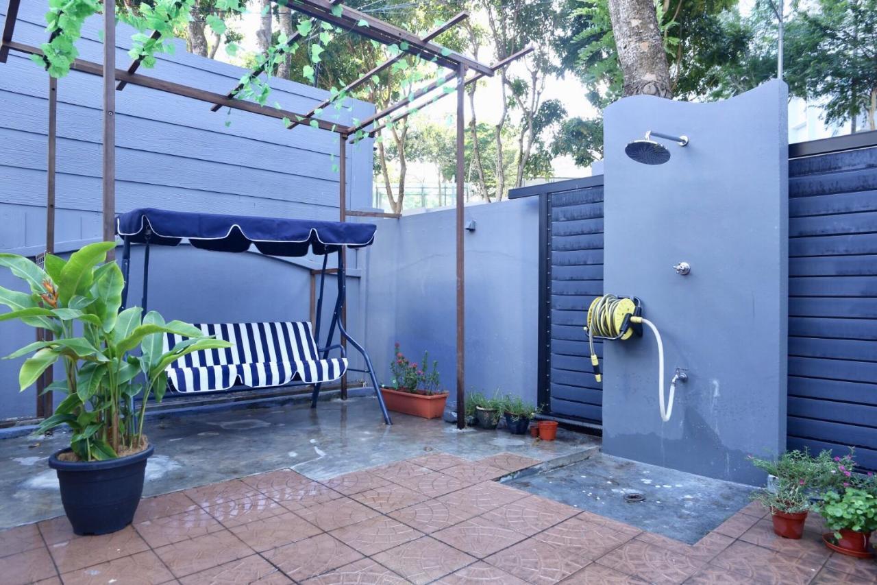 G Beach Front Villa บาตูเฟอริงกี ภายนอก รูปภาพ