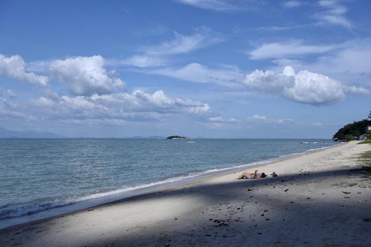 G Beach Front Villa บาตูเฟอริงกี ภายนอก รูปภาพ