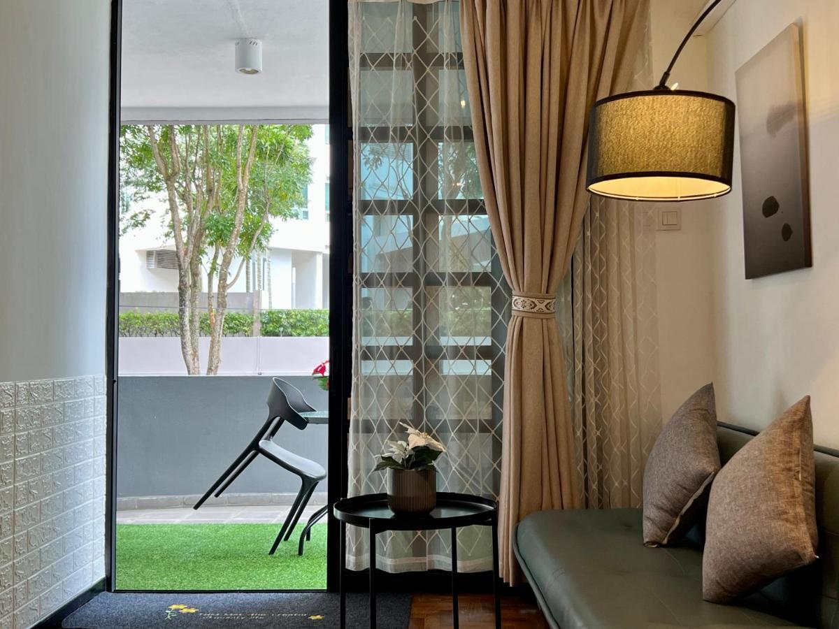 G Beach Front Villa บาตูเฟอริงกี ภายนอก รูปภาพ