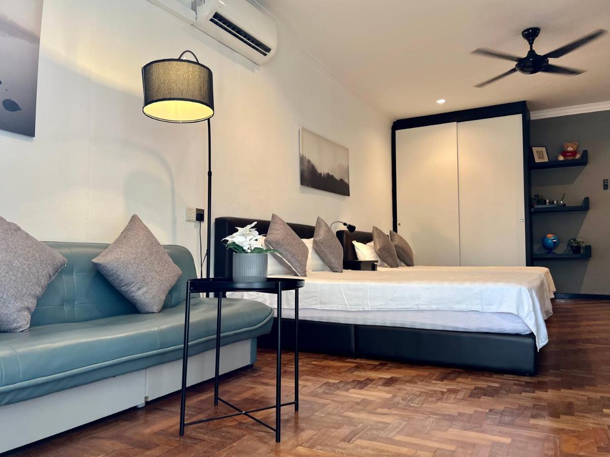 G Beach Front Villa บาตูเฟอริงกี ภายนอก รูปภาพ